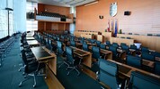 Das alte Leder hat lange gehalten – doch jetzt wird der Sitzungsaal renoviert – das Leder wird ...