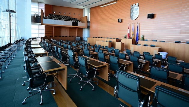 Das alte Leder hat lange gehalten – doch jetzt wird der Sitzungsaal renoviert – das Leder wird ...