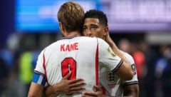 Jude Bellingham wird von Harry Kane getröstet.