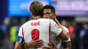Jude Bellingham wird von Harry Kane getröstet.
