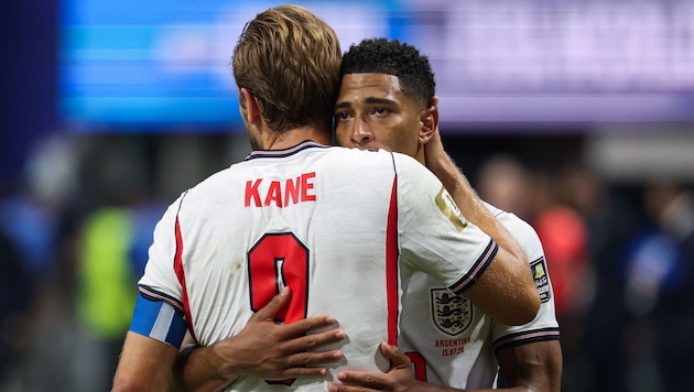 Jude Bellingham wird von Harry Kane getröstet.