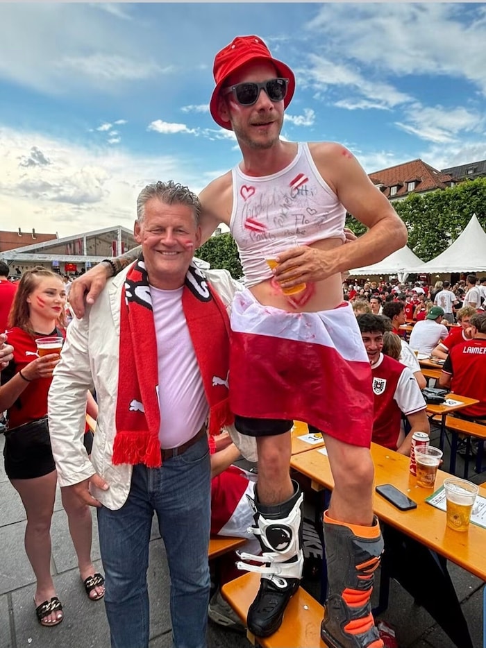 Bürgermeister Christian Scheider macht eine spezielle Ehrung mit Fan-Vertretern.