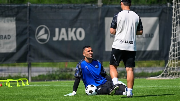 An Goalie Dejan Stojanovic (im Bild mit Tormanntrainer Martin Kobras) soll RB Salzburg ...