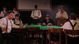 Auch die vielen Darsteller der Theatergruppe Dellach werden stimmig ins Geschichtskonstrukt ...