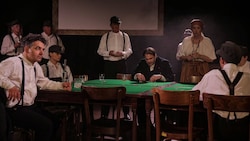 Auch die vielen Darsteller der Theatergruppe Dellach werden stimmig ins Geschichtskonstrukt ...