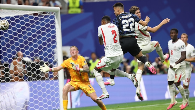 Martinez köpfelte zum 2:1-Sieg gegen England ein.