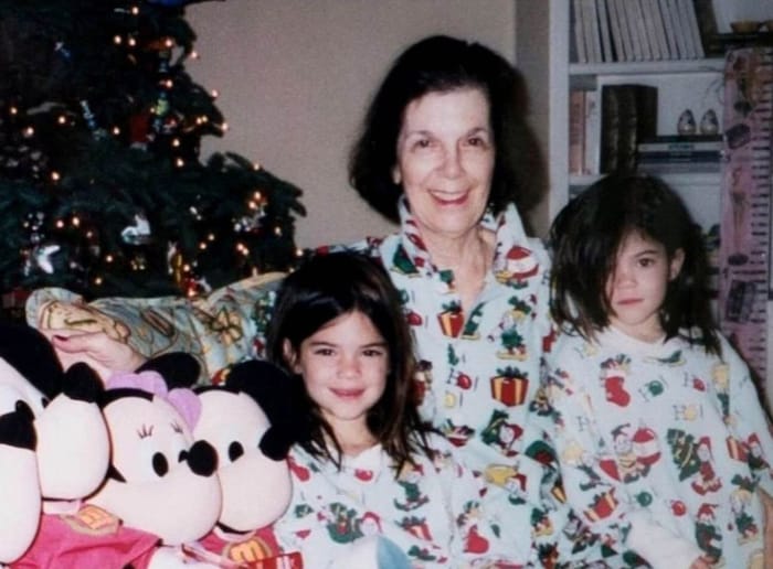 Kendall und Kylie Jenner mit ihrer Großmutter „Mj“.