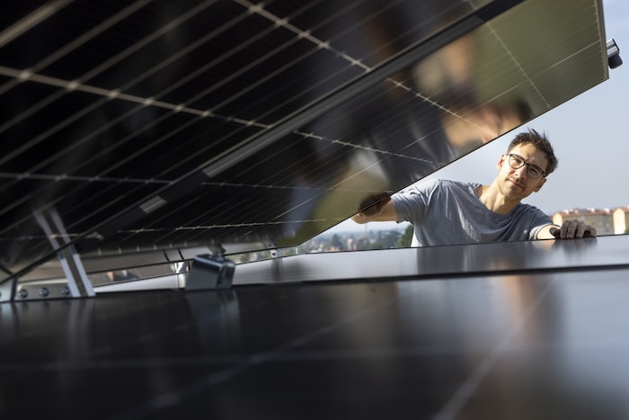 Armin Buchroithner vom Institut für Elektrische Messtechnik und Sensorik der TU Graz beobachtet, ...