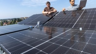 Armin Buchroither (rechts) und Thomas Neubauer am faltbaren Solarmodul FLAPTrack.