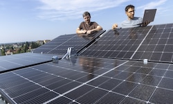 Armin Buchroither (rechts) und Thomas Neubauer am faltbaren Solarmodul FLAPTrack.