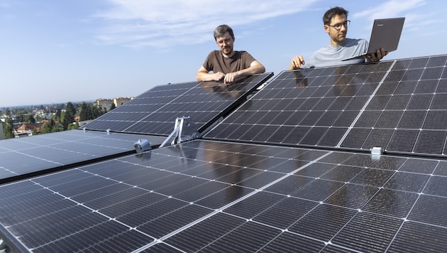 Armin Buchroither (rechts) und Thomas Neubauer am faltbaren Solarmodul FLAPTrack.