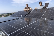 Armin Buchroither (rechts) und Thomas Neubauer am faltbaren Solarmodul FLAPTrack.