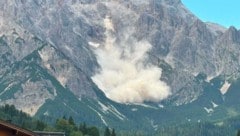 In Dienten krachten am Donnerstag gleich zweimal Felsmassen in die Tiefe. Verletzt wurde dabei ...