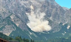 In Dienten gelangen spektakuläre Fotos eines weiteren Felssturzes.