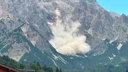 In Dienten gelangen spektakuläre Fotos eines weiteren Felssturzes.
