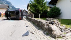 Der Unfallwagen wurde erheblich beschädigt, gleiches gilt für Teile der Steinmauer.