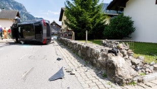 Der Unfallwagen wurde erheblich beschädigt, gleiches gilt für Teile der Steinmauer.