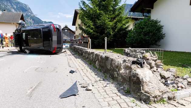 Der Unfallwagen wurde erheblich beschädigt, gleiches gilt für Teile der Steinmauer.