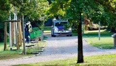 Die Polizei ist im Volksgarten stark präsent.