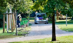 Die Polizei ist im Volksgarten stark präsent.