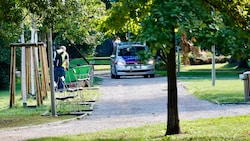 Die Polizei ist im Volksgarten stark präsent.