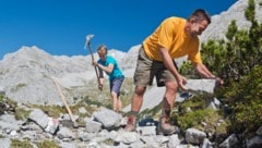 Ehrenamtliche Wegewarte des Österreichischen Alpenvereins räumen Geröll aus dem Weg, damit die ...