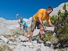 Ehrenamtliche Wegewarte des Österreichischen Alpenvereins räumen Geröll aus dem Weg, damit die ...
