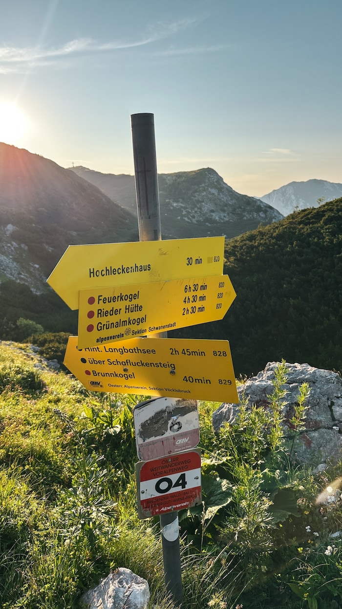 Eine gut sichtbare Beschilderung auf Wanderwegen ist für Benutzer wichtig.