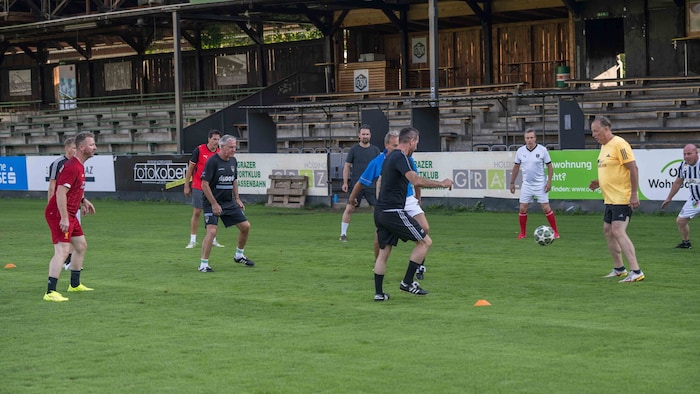 In der legendären Gruabn trainierten die Hobby-Kicker mit den Fußball-Legenden.