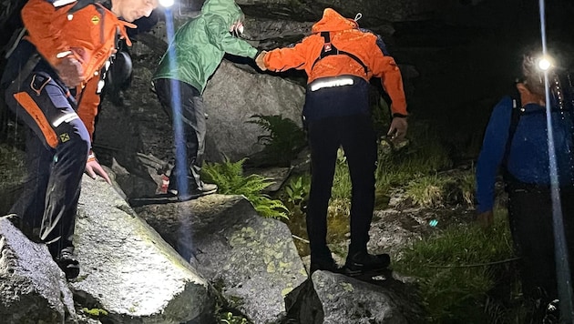 16 Bergretter holten die Wanderin aus ihrer misslichen Lage.