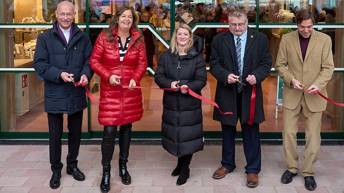 Ein Bild aus besseren Zeiten bei der Eröffnung der Markthalle am Naschmarkt mit Dompfarrer Toni ...