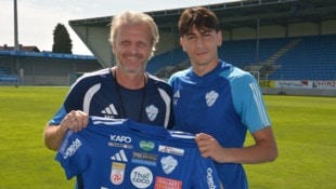 TSV-Trainer Markus Schopp mit Neuzugang Agustin Urrutia.