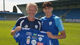 TSV-Trainer Markus Schopp mit Neuzugang Agustin Urrutia.