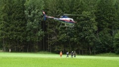 Die Löschmannschaften werden zum Einsatzort geflogen.