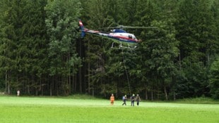 Die Löschmannschaften werden zum Einsatzort geflogen.