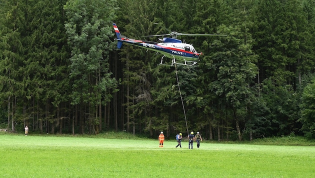 Die Löschmannschaften werden zum Einsatzort geflogen.