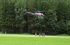 Die Löschmannschaften werden zum Einsatzort geflogen.