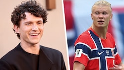 Erling Haaland (re.) nahm eine Einladung von Schauspieler Tom Holland (li.) an.