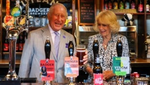 Einen Tag vor ihrem Geburtstag war Königin Camilla bester Laune. Als Charles sich ein Bierchen ...