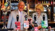 Einen Tag vor ihrem Geburtstag war Königin Camilla bester Laune. Als Charles sich ein Bierchen ...