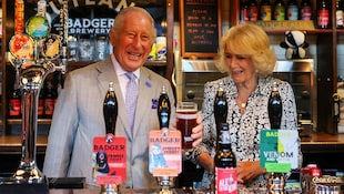 Einen Tag vor ihrem Geburtstag war Königin Camilla bester Laune. Als Charles sich ein Bierchen ...