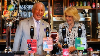 Einen Tag vor ihrem Geburtstag war Königin Camilla bester Laune. Als Charles sich ein Bierchen ...