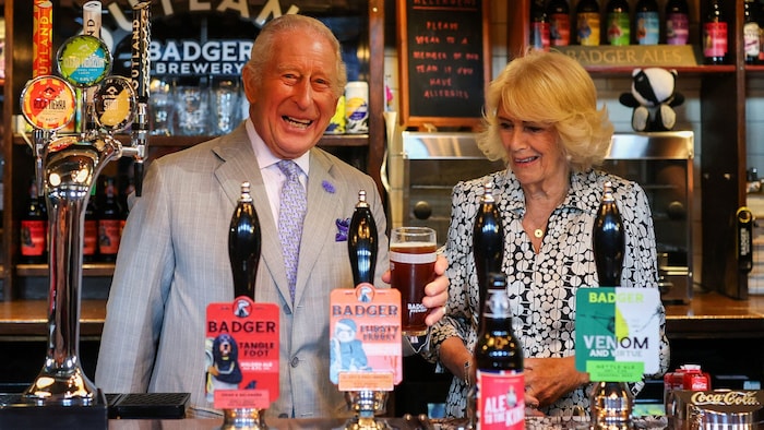 Einen Tag vor ihrem Geburtstag war Königin Camilla bester Laune. Als Charles sich ein Bierchen ...