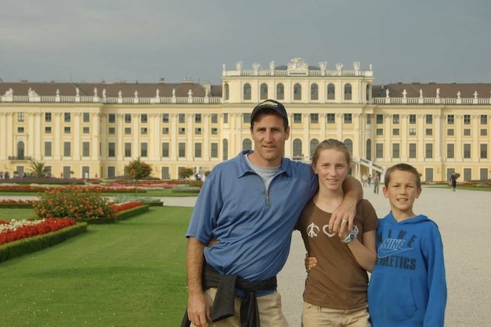 Cass Elliott vor dem Schloss Schönbrunn
