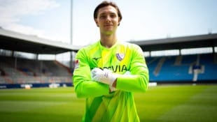 Bochum Goalie Tino Casali signierte beim deutschen Zweitligisten Bochum.