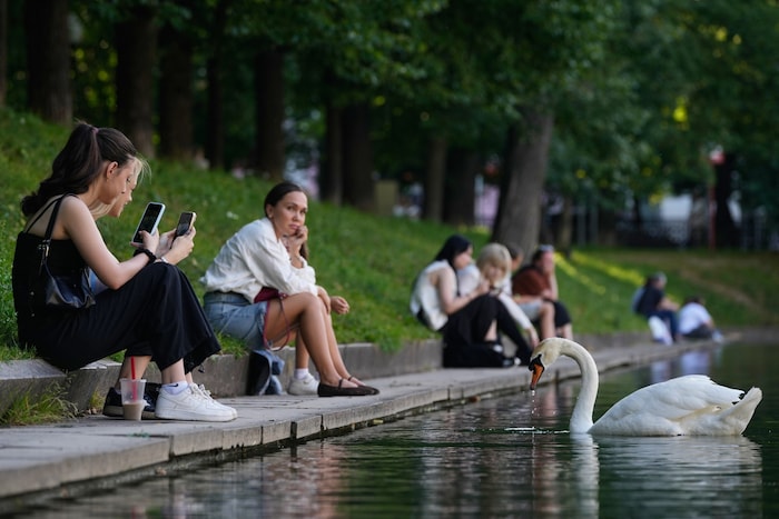 An den Patriarchenteichen in Moskau: Viele suchen nach Ablenkung.