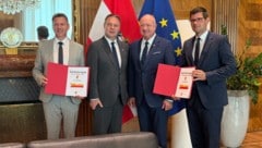Das Bundeskanzleramt erhielt Besuch aus dem Süden. Fellner und Gruber (jeweils außen) baten ihre ...