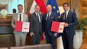 Das Bundeskanzleramt erhielt Besuch aus dem Süden. Fellner und Gruber (jeweils außen) baten ihre ...