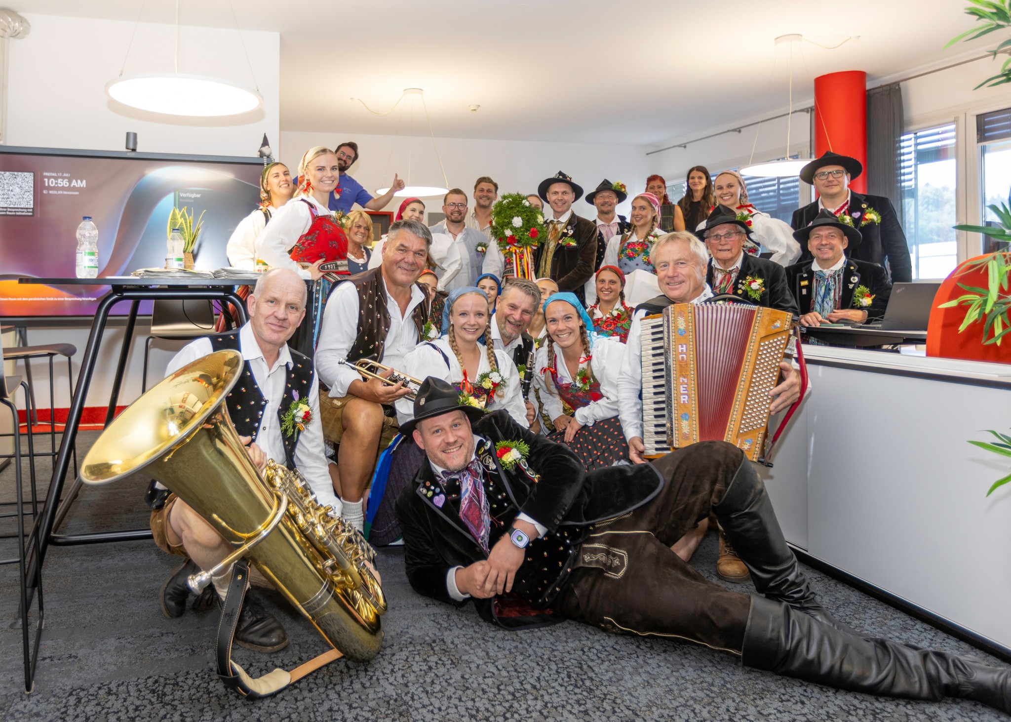 Eine liebe Tradition: Die Villacher Kirchtagslader um Großbauer Kurt Maschke in der Redaktion ...