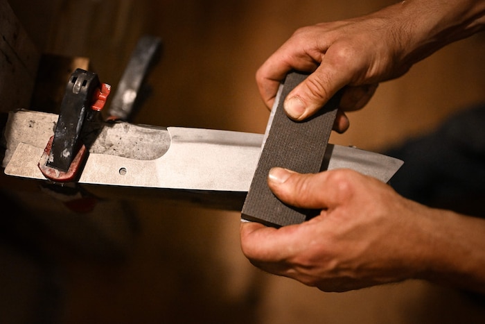 3) Aus dem so zu einem großen Rohstück verbundenen Stahl wird aufwendig ein Messer geschliffen, ...